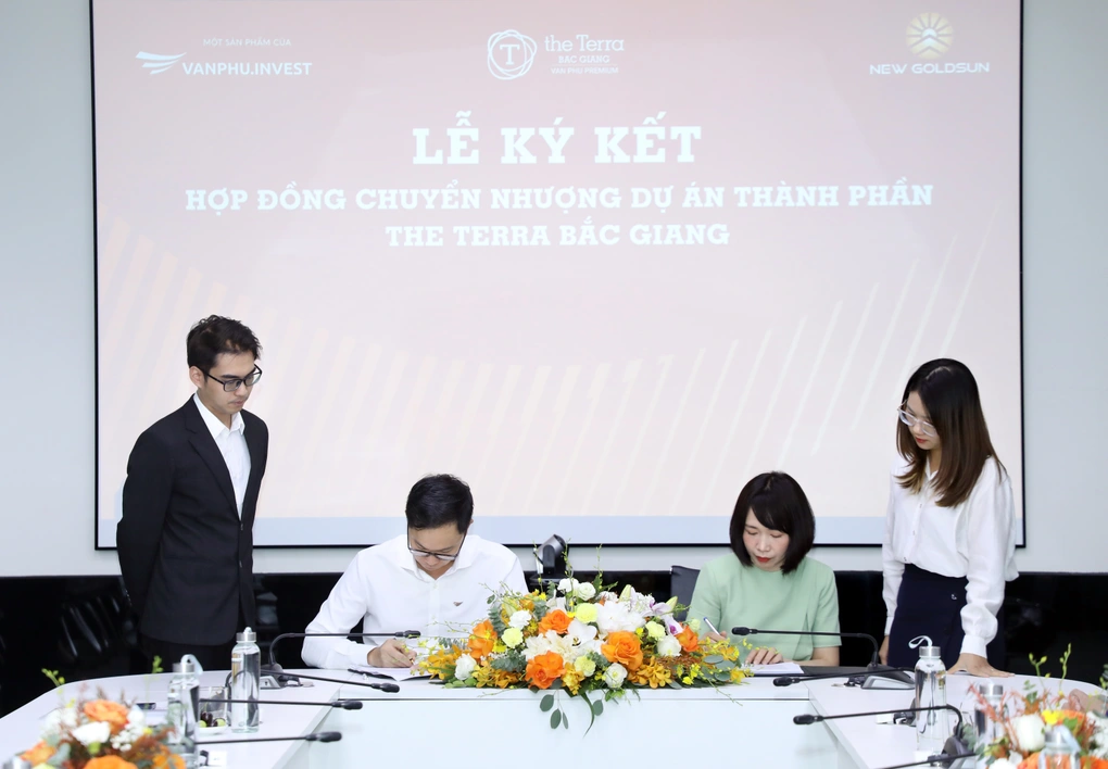 Đại diện Văn Phú - Invest và New Goldsun thực hiện ký kết hợp đồng chuyển nhượng một phần dự án The Terra - Bắc Giang.